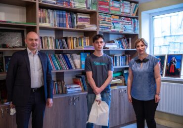 აფხაზეთის ავტონომიური რესპუბლიკის მთავრობის თავმჯდომარე რუსლან აბაშიძე აფხაზეთის №5 და სოფელ ფოცხოეწერის №15 სკოლას ეწვია