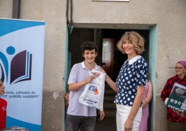პროექტ „შემოქმედებითი ზაფხულის“ ფარგლებში აფხაზეთის №14 საჯარო სკოლის მოსწავლეებს წიგნები გადაეცათ