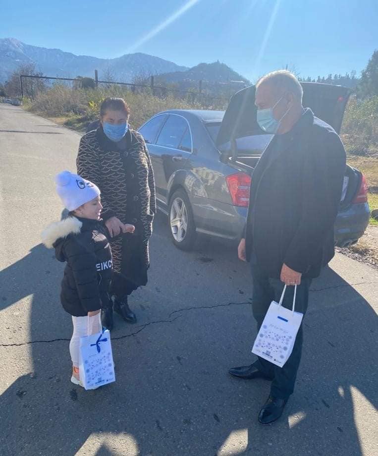 აფხაზეთის ავტონომიური რესპუბლიკის მთავრობის თავმჯდომარის მოადგილემ,  ანზორ მარგიანმა ბათუმში მცხოვრებ აფხაზეთიდან დევნილ ბავშვებს საახალწლო საჩუქრები  გადასცა