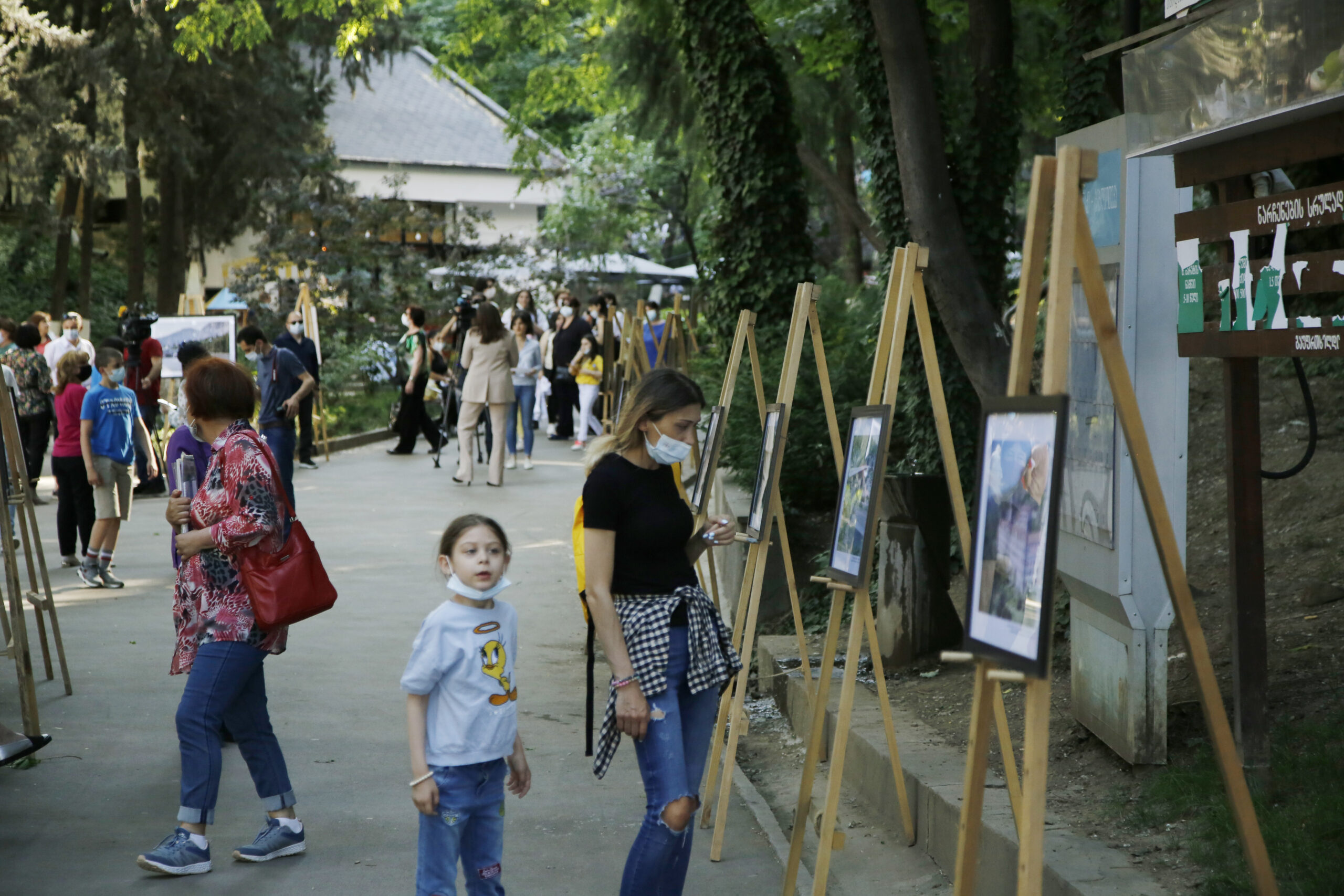 (ქართული) მზიურის ამფითეატრში ფოტოგამოფენა „კადრები აფხაზეთიდან“ გაიმართა