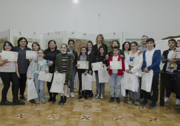 აფხაზეთიდან დევნილი ახალგაზრდებისთვის კალიგრაფიის მასტერკლასი გაიმართა