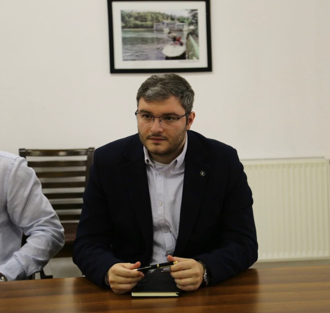 (ქართული) აფხაზეთის კულტურის, სპორტის და ახალგაზრდულ საქმეთა სააგენტოს დირექტორი ავთანდილ ძაგანია „დურგალთა სკოლის‘‘ დირექტორ აკაკი გურგენიძეს შეხვდა
