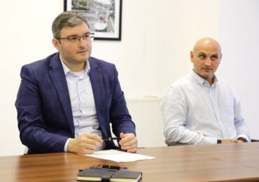 აფხაზეთის კულტურის, სპორტის და ახალგაზრდულ საქმეთა სააგენტოს დირექტორი ავთანდილ ძაგანია აფხაზეთის მაგიდის ჩოგბურთის ფედერაციის პრეზიდენტ ომარ პაპავას შეხვდა