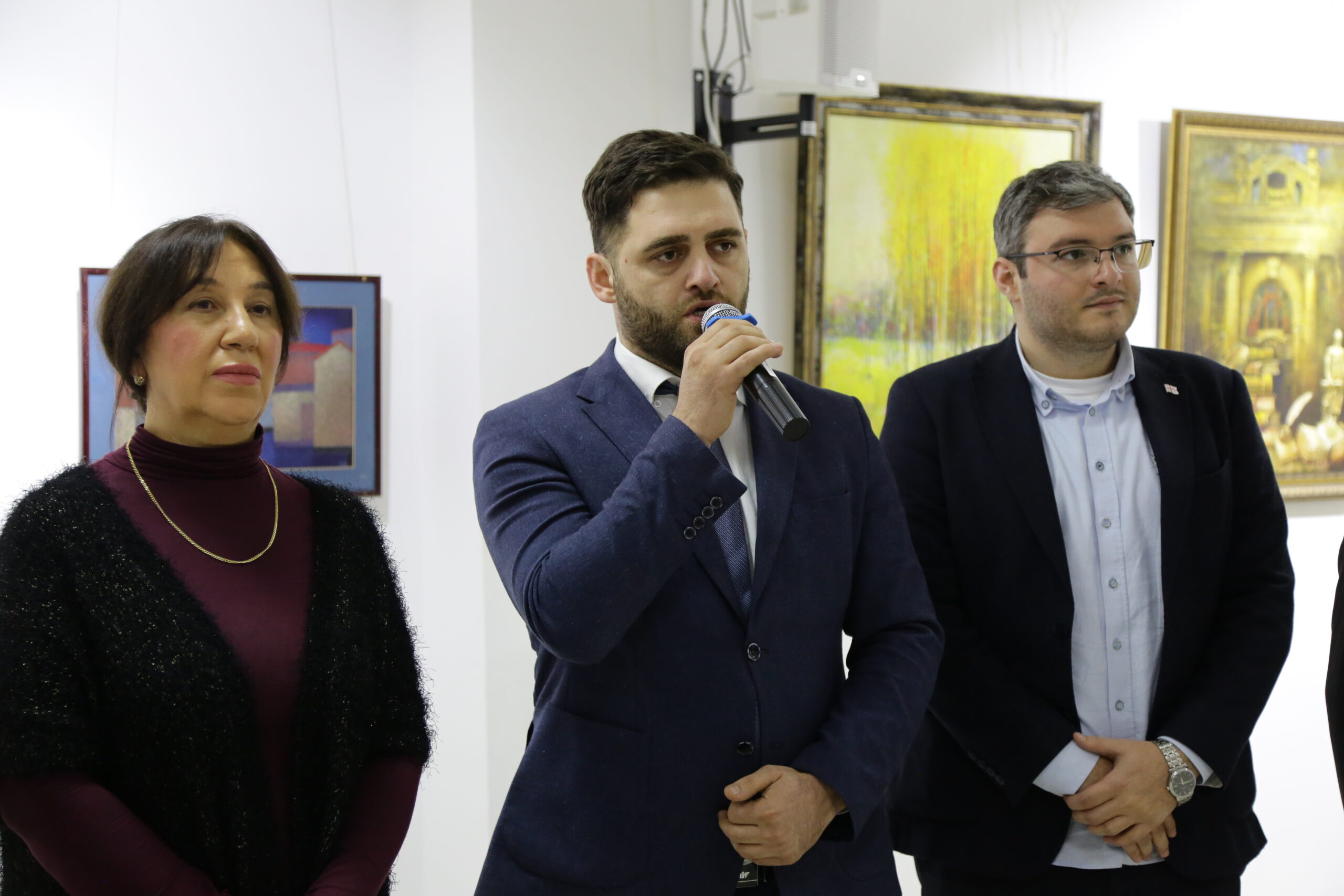 აფხაზეთის კულტურის, სპორტის და ახალგაზრდულ საქმეთა სააგენტოს დირექტორი ავთანდილ ძაგანია აფხაზეთიდან დევნილი მხატვრების ნახატების გამოფენას „აფხაზეთი ფერებში“ დაესწრო