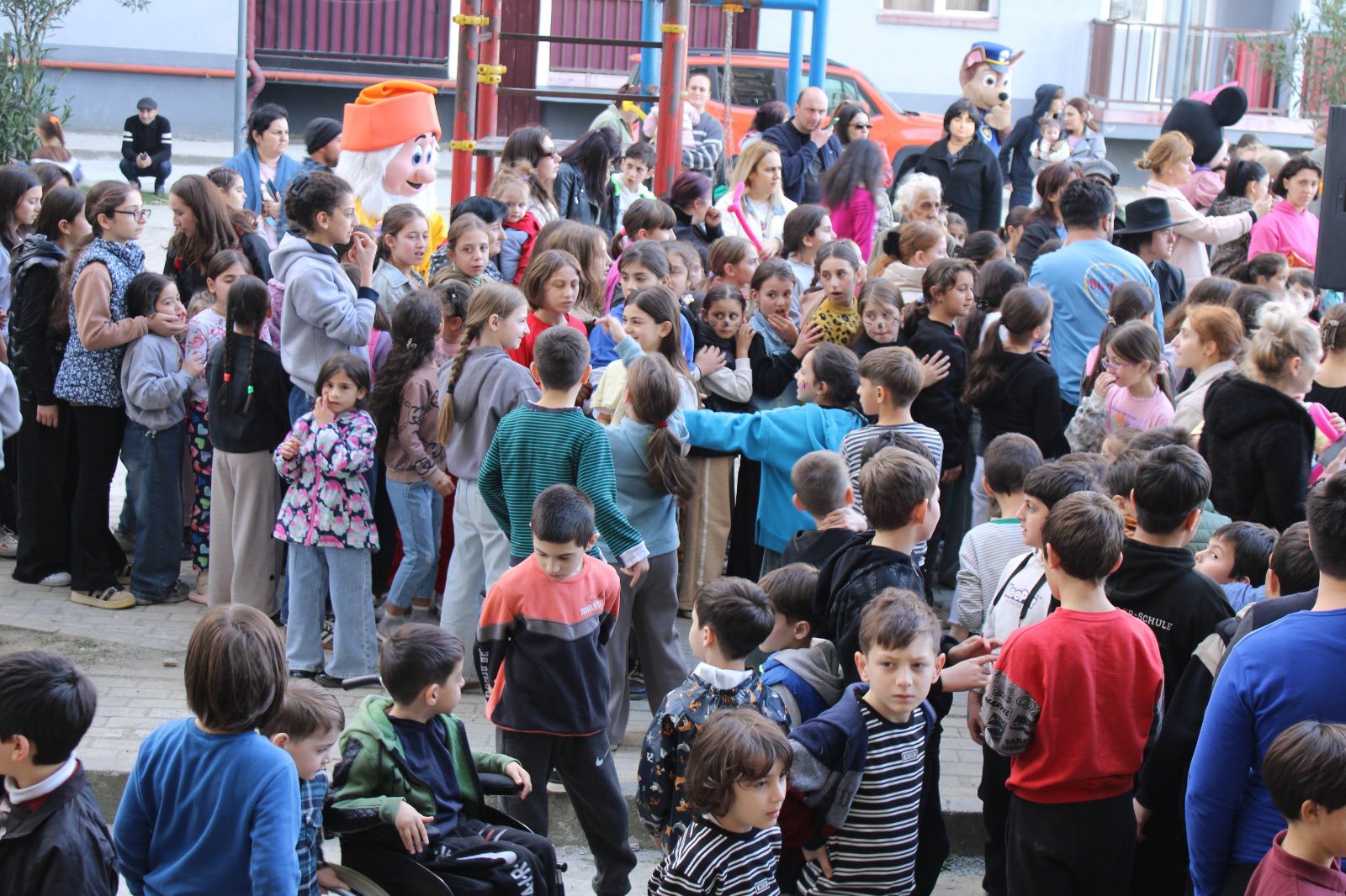 დევნილთა კომპაქტურ ჩასახლებებში მცხოვრები მოზარდებისთვის პროექტი „ჯადოსნური დღეები“ ზუგდიდსა და სენაკში გაიმართა